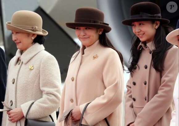 La princesse Kiko d'Akishino avec ses filles Mako et Kako le 28 février 2017 à Tokyo lors du départ du couple impérial du Vietnam après sa visite officielle.