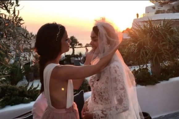 Joana Sanz le jour de son mariage avec Dani Alves dans les Baléares, le 8 juillet 2017, avec son amie Alicia Medina, qui a partagé quelques images sur Instagram.