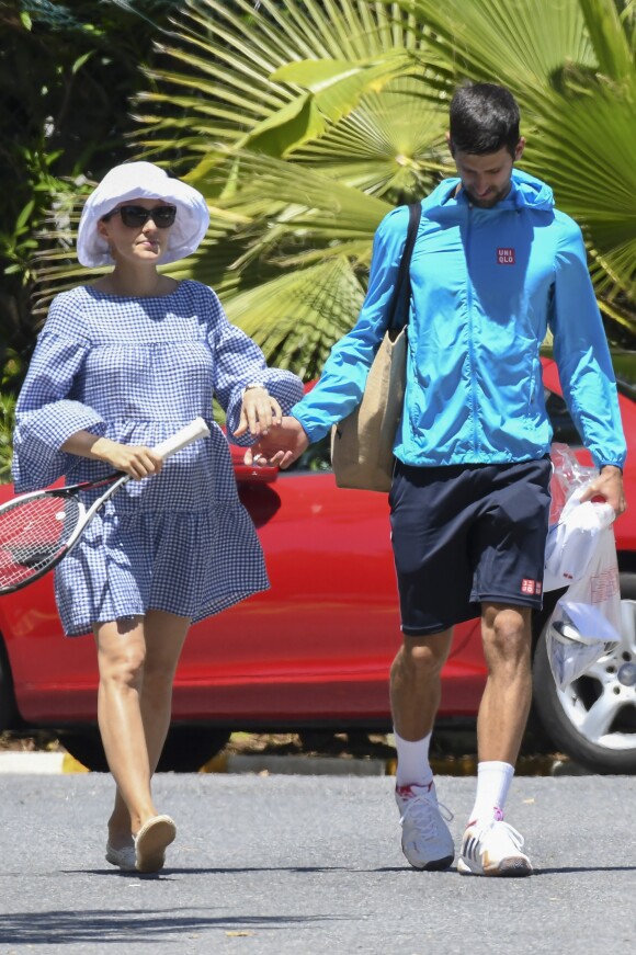 Exclusif Le joueur de tennis Novak Djokovic et sa femme Jelena Ristic enceinte, à Marbella, en Espagne, le 1er mai 2017.