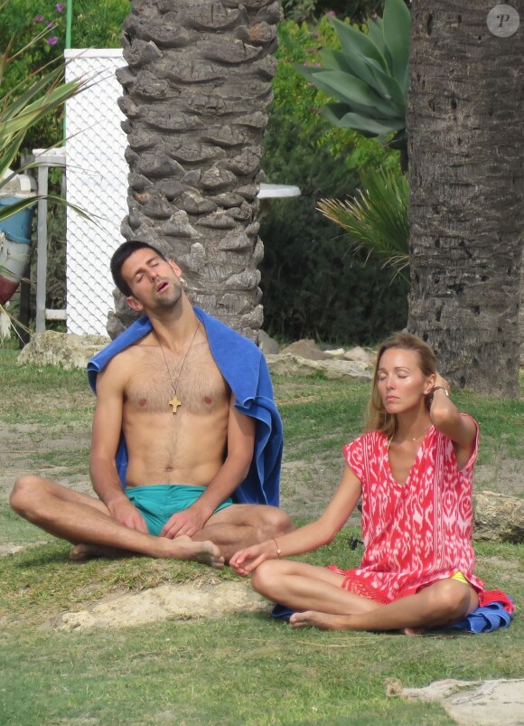 Semi-exclusive - Novak Djokovic, sa femme Jelena et leur fils Stefan en vacances à Marbella en Espagne le 20 octobre 2016.