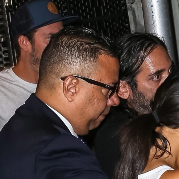 Kim Kardashian arrive chez un médecin à New York protégée par une très grosse équipe de sécurité le 11 juillet 2017. Elle porte un débardeur blanc transparent.