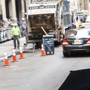 Kim Kardashian arrive chez un médecin à New York protégée par une très grosse équipe de sécurité le 11 juillet 2017. Elle porte un débardeur blanc transparent.