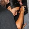 Kim Kardashian arrive chez un médecin à New York protégée par une très grosse équipe de sécurité le 11 juillet 2017. Elle porte un débardeur blanc transparent.