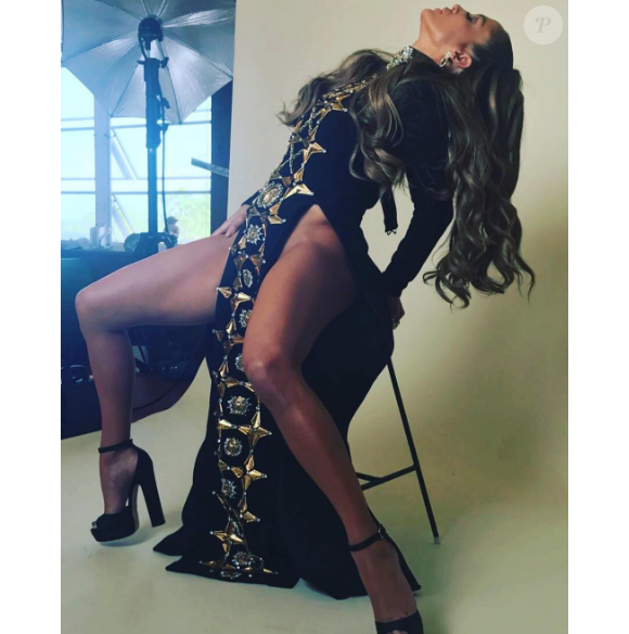Jennifer Lopez assure la promotion de son nouveau single Ni Tu Ni Yo - Photo publiée sur Instagram au mois de juillet 2017
