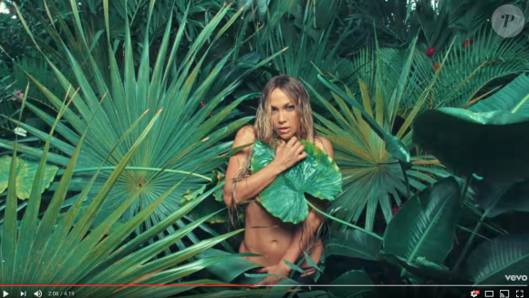 Jennifer Lopez en tenue d'Eve dans son nouveau vidéo clip Ni Tu Ni Yo - Image extraite d'une vidéo publiée sur Youtube le 11 juilet 2017