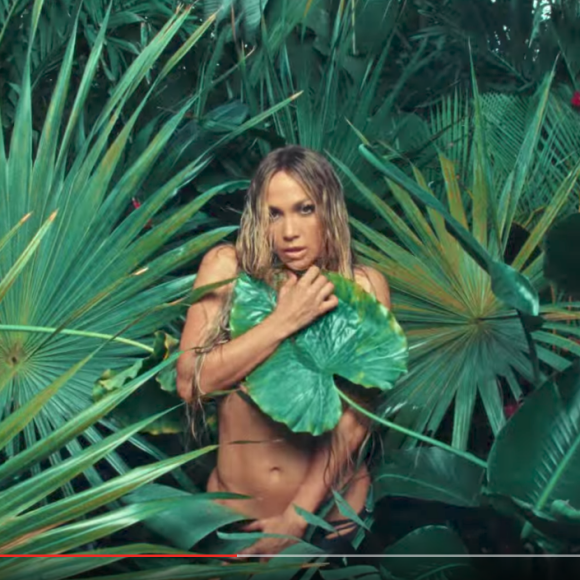 Jennifer Lopez en tenue d'Eve dans son nouveau vidéo clip Ni Tu Ni Yo - Image extraite d'une vidéo publiée sur Youtube le 11 juilet 2017