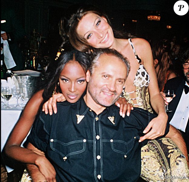 Naomi Campbell, Gianni Versace et Carla Bruni. Juin 1992.