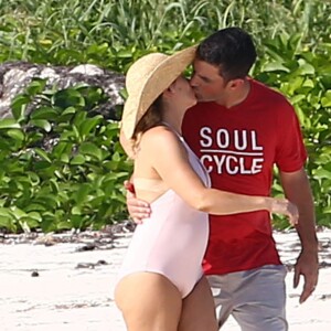 Exclusif - Alyssa Milano et son mari Dave Bugliari profitent d'une belle journée en amoureux sur une plage aux Bahamas. 14 mois après la naissance de son deuxième enfant, une petite fille prénommée Elizabella, la star de la série Charmed accepte les effets de la grossesse sur sa silhouette. le 5 novembre 2015