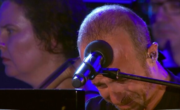 Calogero en larmes lors du concert-hommage aux victimes de l'attentat de Nice, le 14 juillet 2017.