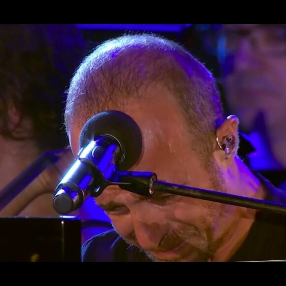 Calogero en larmes lors du concert-hommage aux victimes de l'attentat de Nice, le 14 juillet 2017.