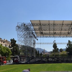 La scène installée sur la Coulée Verte où aura lieu, en fin d'après-midi, le concert de l'orchestre philharmonique de la Ville suivi par Calogero, pour une chanson hommage - La municipalité de Nice est plein aménagement des structures pour la commémoration de l'attentat du 14 juillet, 1 an après. Le 10 juillet 2017. © Bruno Bebert/Bestimage