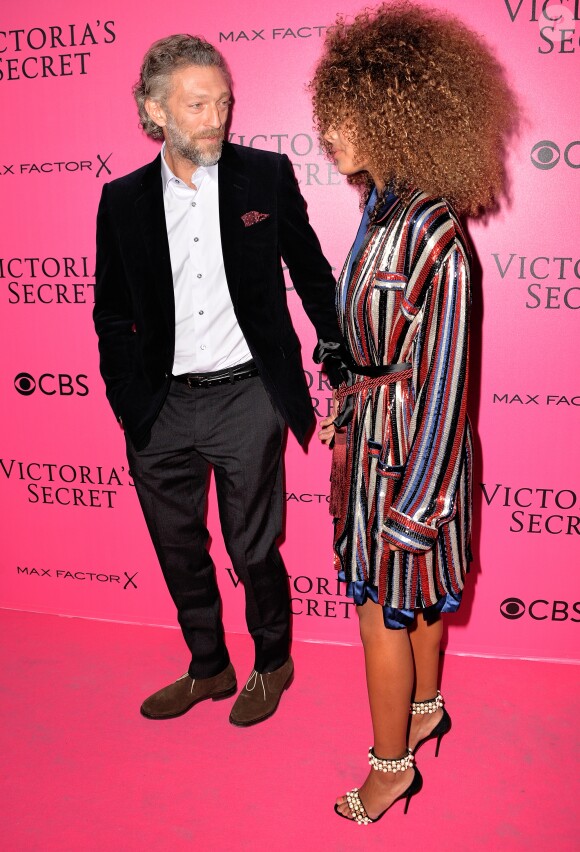 Vincent Cassel et sa compagne Tina Kunakey lors du photocall du Victoria's Secret Fashion 2016 au Grand Palais à Paris, France, le 30novembre 2016. © BOV/Bestimage