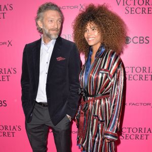 Vincent Cassel et sa compagne Tina Kunakey lors du photocall du Victoria's Secret Fashion 2016 au Grand Palais à Paris, France, le 30novembre 2016. © BOV/Bestimage