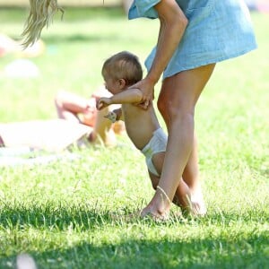 Exclusif - Candice Swanepoel, son fiancé Hermann Nicoli et leur fils Anacã passent une journée dans un parc. New York, le 3 juillet 2017.