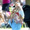 Exclusif - Candice Swanepoel, son fiancé Hermann Nicoli et leur fils Anacã passent une journée dans un parc. New York, le 3 juillet 2017.
