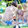 Exclusif - Candice Swanepoel, son fiancé Hermann Nicoli et leur fils Anacã passent une journée dans un parc. New York, le 3 juillet 2017.