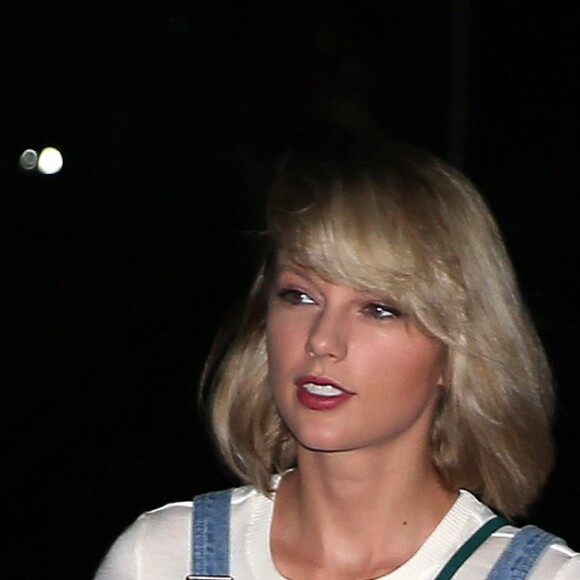 Taylor Swift va faire du shopping au Clothes Outlet store avec un garde du corps dans la soirée à Gold Coast, le 14 juillet 2016.