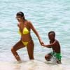 Ludivine Sagna avec son fils Elias sur la plage à Miami, le 18 juillet 2017.