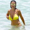 Ludivine Sagna avec son fils Elias sur la plage à Miami, le 18 juillet 2017.