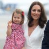 La princesse Charlotte de Cambridge n'a pas eu de mal à faire coucou, contrairement à son frère George. Arrivée du prince William et de Kate Middleton avec leurs enfants George et Charlotte de Cambridge à Varsovie en Pologne le 17 juillet 2017.