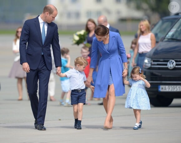 Départ du prince William et de Kate Middleton avec leurs enfants George et Charlotte de Cambridge de l'aéroport de Varsovie en Pologne le 19 juillet 2017.