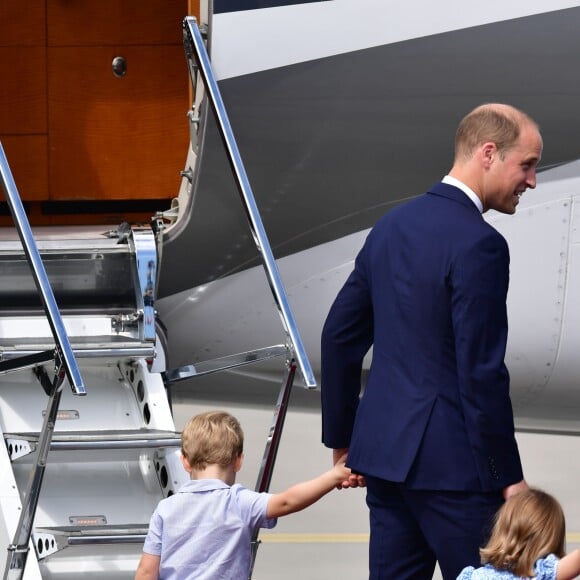 Départ du prince William et de Kate Middleton avec leurs enfants George et Charlotte de Cambridge de l'aéroport de Varsovie en Pologne le 19 juillet 2017.