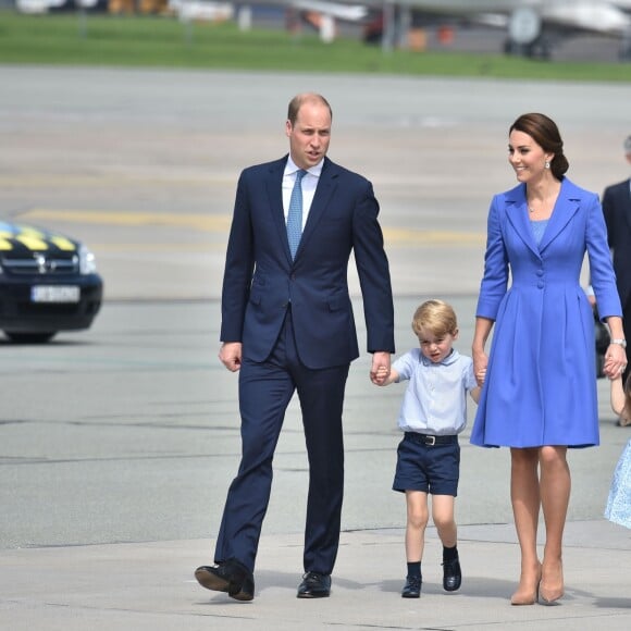 Départ du prince William et de Kate Middleton avec leurs enfants George et Charlotte de Cambridge de l'aéroport de Varsovie en Pologne le 19 juillet 2017.