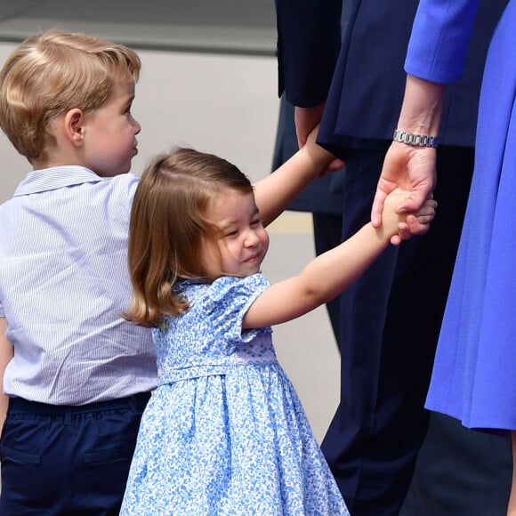 Départ du prince William et de Kate Middleton avec leurs enfants George et Charlotte de Cambridge de l'aéroport de Varsovie en Pologne le 19 juillet 2017.