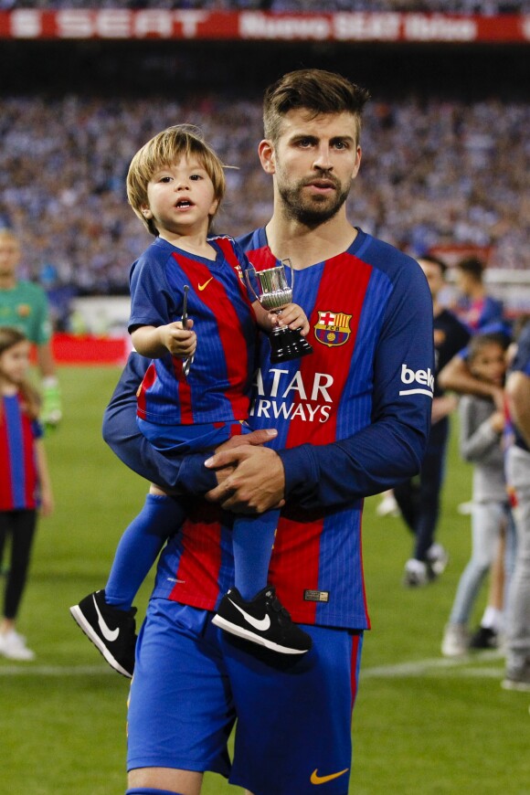 Gerard Pique et son fils Sasha - Espagne : Messi offre la Coupe du Roi au Barça face à Alavés le 27 mai 2017.