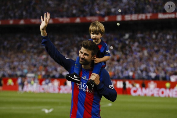 Gerard Pique et son fils Sasha - Espagne : Messi offre la Coupe du Roi au Barça face à Alavés le 27 mai 2017.