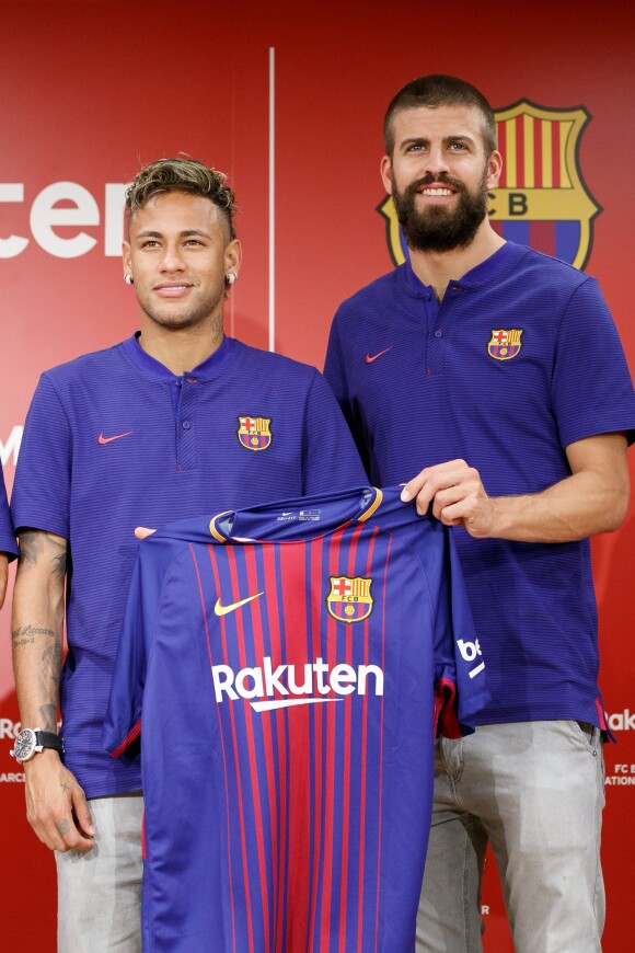 Neymar Jr. et Gerard Piqué - Les joueurs du FC Barcelone et le vice-président du marketing et de la communication du Club participent à une série d'événements au Siège de Rakuten à Tokyo, le 13 juillet 2017.