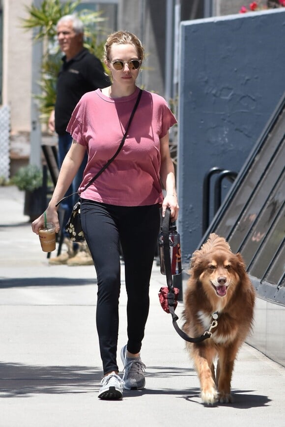 Amanda Seyfried se promène avec son chien Finn dans le quartier de West Hollywood, le 16 mai 2017