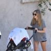 Exclusif - Amanda Seyfried se balade avec son mari Thomas Sadoski, sa fille (dont le prénom n'a pas encore été dévoilé) et son chien Flynn dans les rues de West Hollywood, le 1er mai 2017