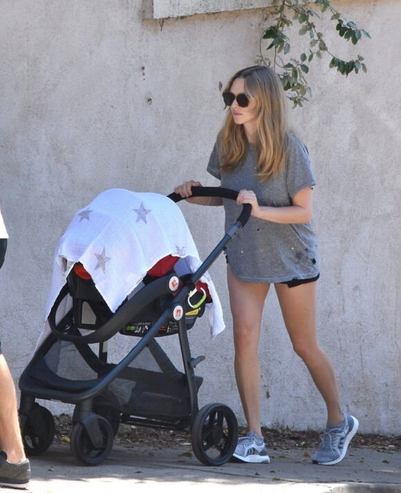 Exclusif - Amanda Seyfried se balade avec son mari Thomas Sadoski, sa fille (dont le prénom n'a pas encore été dévoilé) et son chien Flynn dans les rues de West Hollywood, le 1er mai 2017