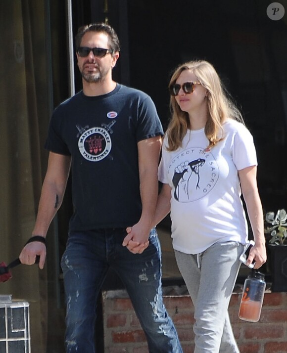 Exclusif - Amanda Seyfried enceinte et son fiancé Thomas Sadoski se promènent avec leur chien Finn et s'arrêtent déjeuner à West Hollywood. Ils portent tous les deux un sticker avec l'inscription 'I voted' sur leurs t-shirts. Le 7 mars 2017