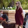 Exclusif - Amanda Seyfried enceinte promène son chien Finn avec son fiancé Thomas Sadoski dans les rues de Beverly Hills, le 3 mars 2017