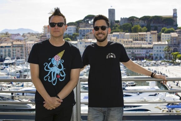Marc Hoppus, musicien producteur américain, et Mike Shinoda, chanteur et producteur de Linkin Park - Photocall du Midem 2017 à Cannes. Le 7 juin 2017