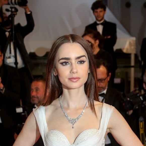 Lily Collins - Descente des marches du film "Okja" lors du 70ème Festival International du Film de Cannes. Le 19 mai 2017 © Borde-Jacovides-Moreau / Bestimage