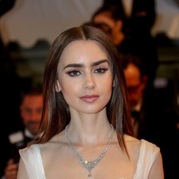 Lily Collins - Descente des marches du film "Okja" lors du 70ème Festival International du Film de Cannes. Le 19 mai 2017 © Borde-Jacovides-Moreau / Bestimage
