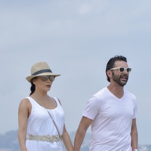 Eva Longoria et son mari José Baston en pleine balade romantique, main dans la main, sur la plage à Ibiza, le 21 juillet 2017.