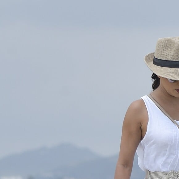 Eva Longoria et son mari José Baston en pleine balade romantique, main dans la main, sur la plage à Ibiza, le 21 juillet 2017.