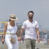 Eva Longoria et son mari José Baston en pleine balade romantique, main dans la main, sur la plage à Ibiza, le 21 juillet 2017.