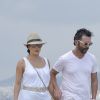 Eva Longoria et son mari José Baston en pleine balade romantique, main dans la main, sur la plage à Ibiza, le 21 juillet 2017.