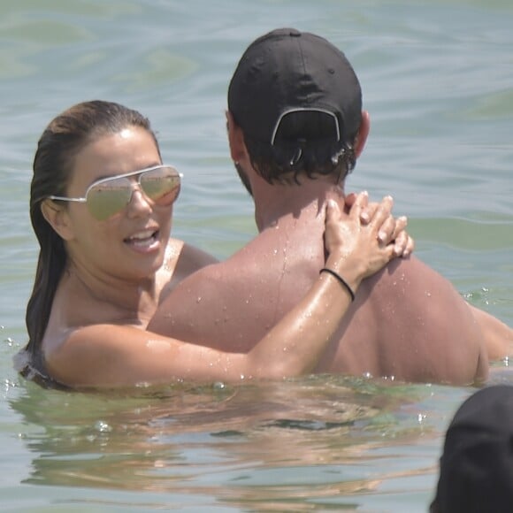 Eva Longoria et son mari José Baston à Ibiza le 21 juillet 2017.