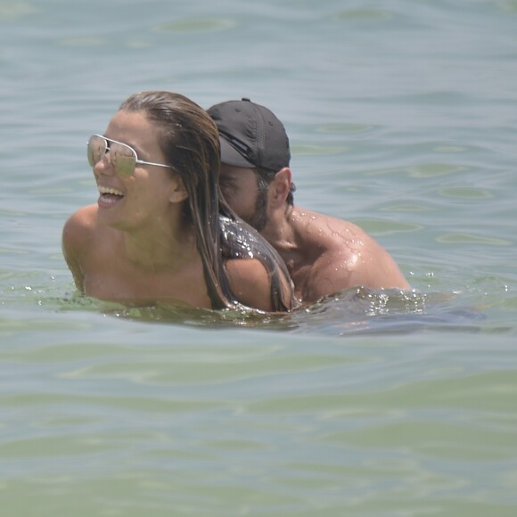 Eva Longoria et son mari José Baston à Ibiza le 21 juillet 2017.