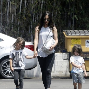 Exclusif - Megan Fox se promène avec ses enfants Noah et Bodhi à Los Angeles le 9 juillet 2017 