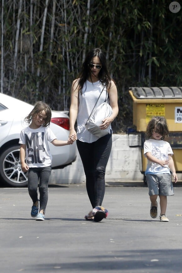 Exclusif - Megan Fox se promène avec ses enfants Noah et Bodhi à Los Angeles le 9 juillet 2017 