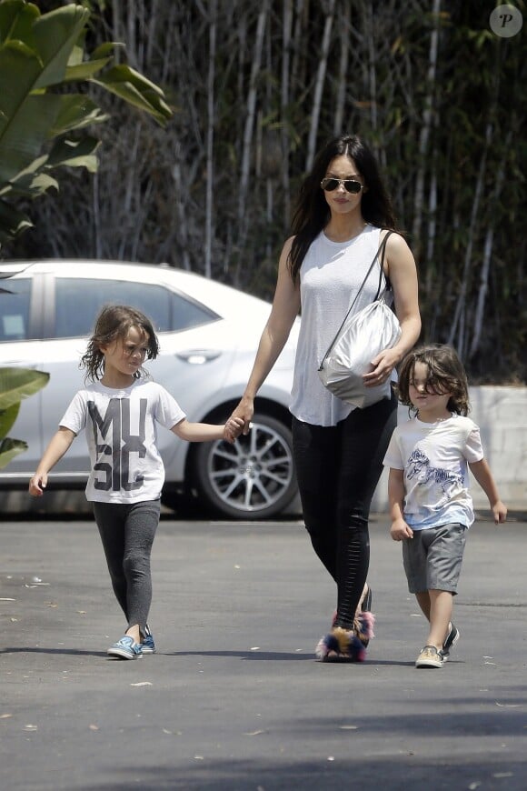 Exclusif - Megan Fox se promène avec ses enfants Noah et Bodhi à Los Angeles le 9 juillet 2017 