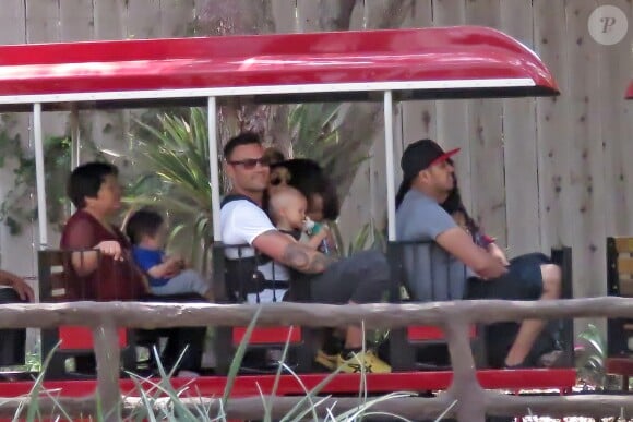 Exclusif - Megan Fox et son mari Brian Austin Green sont allés déjeuner au restaurant mexicain "Los Arroyos Montecito" avec leurs enfants Noah Shannon, Bodhi Ransom et Journey River, le 9 juillet 2017 à Santa Barbara