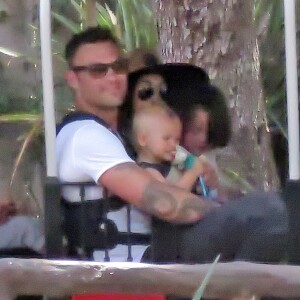 Exclusif - Megan Fox et son mari Brian Austin Green sont allés déjeuner au restaurant mexicain "Los Arroyos Montecito" avec leurs enfants Noah Shannon, Bodhi Ransom et Journey River, le 9 juillet 2017 à Santa Barbara